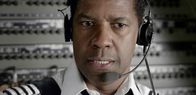 Flight – Pilot Whip Whitaker (Denzel Washington) behält trotz eines unkontrollierten Sturzflugs seines Flugzeugs die Nerven.