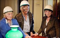 Krauses Hoffnung – Geknickt kehrt Rudi (Tilo Prückner) mit Elsa (Carmen-Maja Antoni) und Meta (Angelika Böttiger, re.) von einem verunglückten Motorradausflug heim.
