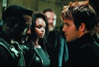 Blade – Um Blade (Wesley Snipes, l.) in eine tückische Falle locken zu können, missbraucht Frost (Stephen Dorff, r.) die attraktive Ärztin Karen (N'Bushe Wright, 2.v.l.) und Professor Whistler (Kris Kristofferson, 2.v.r.) ...
