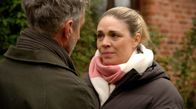 Rote Rosen – Bella (Alessia Mazzla r.) versucht Gunter (Hermann Toelcke l.) beim Schachspiel um den Finger zu wickeln und ihn so vom Verkauf des Hotels zu überzeugen. Doch Gunter durchschaut ihr Kalkül und wendet sich enttäuscht von ihr ab.