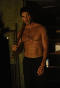American Horror Story – Irgendetwas stimmt da nicht! Ben Harmon (Dylan McDermott) glaubt, im Keller Geräusche gehört zu haben und macht sich auf die Suche ...