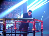 Suspect – Jaisal (Sacha Dhawan) steht in seinem exklusiven Club, dem "alten Pumpenhaus".