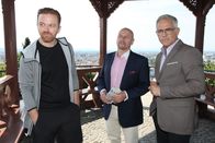 SOKO Wien – Werner Herbst (Markus Hamele, l.) trifft sich mit Hans Peter Vasko (Florian Fitz, r.) und Boris Brigadin (Jevgenij Sitochin, M.) am Uhrturm in Graz.