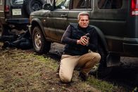 Hamilton – Andre De Vries (Götz Otto) attackiert Hamilton und seine Verlobte Lykke.