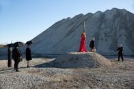 American Horror Story – Warum müssen Zoe (Taissa Farmiga, l.), Queenie (Gabourey Sidibe, 2.v.l.) und Cordelia (Sarah Paulson, 3.v.l.) erneut Abschied von Myrtle (Frances Conroy, 3.v.r.) nehmen?