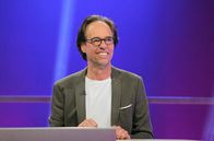 Meister des Alltags – Bereit für die nächste Raterunde? Mit Witz und gewitzt beantwortet Kabarettist Christoph Sonntag die kniffeligen Fragen beim Wissensquiz "Meister des Alltags".