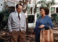 Die Waltons – Stanley Perkins (William Schallert, l.), der frühere Verlobte von Miss Rose (Peggy Rea, r.), ist nach vielen Jahren überraschend wieder in Waltons Mountain aufgetaucht.
