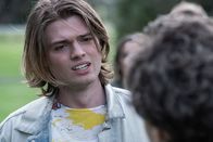 Auckland Detectives - Tödliche Bucht – Sammy (Thomas Fink-Jensen) ist verzweifelt und traurig, weil Spencer tot ist.