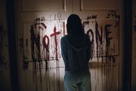 Gothika – Wird von einem ruhelosen und rachsüchtigen Geist nachts in ihrer Zelle attackiert: Dr. Miranda Grey (Halle Berry) ...