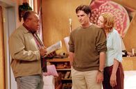 Dharma & Greg – Greg (Thomas Gibson, m.) und Dharma (Jenna Elfman, r.)
