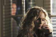 Desperate Housewives – Angie (Drea de Matteo, r.) ahnt noch nicht, dass Patrick Logan (John Barrowman, l.) hinter ihr her ist und sie in großer Gefahr schwebt ...