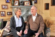 Sturm der Liebe – ARD STURM DER LIEBE FOLGE 1772 Uhr im ERSTEN. Die Sonnbichlers (Antje Hagen, l., und Sepp Schauer, r.) fragen sich traurig, ob Doris etwas mit Julius' Tod zu tun haben könnte.