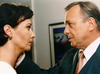 In aller Freundschaft – Eigentlich sollte die Unternehmensberaterin Christine Stein (Michele Marijan) den Geschäftsführenden Direktor Simoni (Dieter Bellmann) "absägen". Doch ins Geschäft schleichen sich Emotionen hinein...