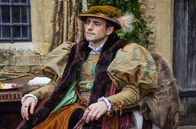Wolf Hall – Gregory Cromwell (Charlie Rowe) verbringt Zeit mit seiner Halbschwester und erzählt ihr Geschichten.