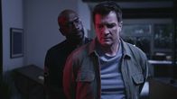 The Rookie – Nolan (Nathan Fillion, r.) hat schlechte Karten. Er wird aus den eigenen Reihen als Sündenbock dargestellt und der Korruption bezichtigt. Sein langjähriger Vorgesetzter Sergeant Grey (Richard T. Jones, l.) kann über diese schweren Vorwürfe nicht hinwegsehen und bringt Nolan unter Tatverdacht aufs Revier.