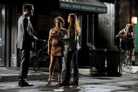 The Mentalist – Wayne (Owain Yeoman, l.) und Grace (Amanda Righetti, r.) ermitteln in einem neuen Fall und stoßen dabei auf Astrid (Paula Jai Parker, M.), doch weiß sie etwas über die geschehenen Morde?