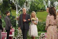 The Big Bang Theory – Das letzte Mal, dass Vater Wyatt (Keith Carradine, 2.v.l.) seine Tochter Penny (Kaley Cuoco, r.) zum Altar führen muss?