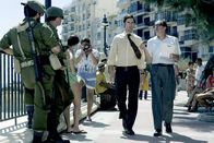 München – Wenige Tage nach dem Massaker von München wird der Geheimdienstoffizier Avner (Eric Bana, l.) von einem Mossad-Offizier namens Ephraim (Geoffrey Rush, r.) angesprochen und mit einer - bis dahin in der Geschichte Israels noch niemals dagewesenen - Mission betraut ...