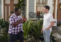 The Neighborhood – Calvin Butler (Cedric the Entertainer, l.); Dave Johnson (Max Greenfield, r.)