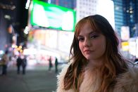 Nerve – Die extrovertierte und Aufmerksamkeit liebende Sydney (Emily Meade) will als Spielerin bei Nerve Ruhm und Ehre erlangen, doch dann läuft ihr ihre sonst so schüchterne beste Freundin Vee den Rang ab ...