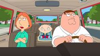 Family Guy – Bei Einkaufen geraten Lois (l.), Peter (r.) und Stewie (M.) in ein Casting für das neue "Erdnussbutter-Kind". Die Produzenten wollen für diese Rolle unbedingt Stewie haben. Doch ist das eine gute Idee?