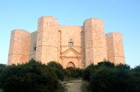 Burgen – Die Residenz des Stauferkaisers Friedrich II. Castel del Monte in Apulien im Südosten Italiens beeindruckt mit ihrer markanten achteckigen Architektur.
