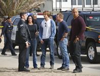 Navy CIS: L.A. – Ein afghanischer Soldat, der in den USA ausgebildet wurde, wird tot aufgefunden und dessen zwei Kameraden werden vermisst. Callen (Chris O'Donnell, 2.v.r.), Sam (LL Cool J, r.), Deeks (Eric Christian Olsen, M.) und Kensi (Daniela Ruah, 2.v.l.) dürfen keine Zeit verlieren, diese aufzuspüren, bevor sie von ihren Entführer gefoltert werden und militärische Geheimnisse preisgeben könnten ...