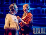 Die Läusemutter – Alexander Schubert (Direktor Anton P. Immelmann), Antje Widdra (Anke Knapp).
