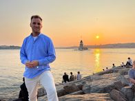 Terra X: Weltstädte – Leon Windscheid bei Sonnenuntergang am Bosporus - an der Meerenge, die Europa und Asien verbindet.