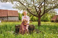 Der Räuber Hotzenplotz – Noch besitzt die Großmutter (Hedi Kriegeskotte) ihre geliebte, musikspielende Kaffeemühle. Sie weiß noch nicht, dass der Räuber Hotzenplotz sie ihr gleich wegnehmen wird.