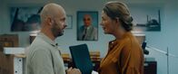 3 Hz – Thomas (Stan Van Samang) unterhält sich mit Patricia (Emilie De Roo).