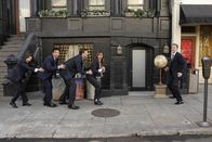 How I Met Your Mother – Ein Traum für Barney - überall Anzüge: Ted (Josh Radnor, 2.v.l.), Robin (Cobie Smulders, l.), Barney (Neil Patrick Harris, r.), Lily (Alyson Hannigan, 2.v.r.) und Marshall (Jason Segel, M.) ...