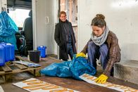Der Alte – Caspar Bergmann (Thomas Heinze) erwischt Maria Moser (Leonie Euler) dabei, wie sie Beweise vernichten möchte.