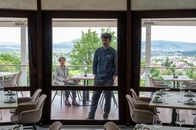 SOKO Stuttgart – Unter Verdacht: Zeugen wollen den Sterne-Gastronom Andi Landau (Kerem Can) am Morgen des Tattags bei der Destillerie des Opfers gesehen haben. Die Erste Kriminalhauptkommissarin Martina Seiffert (Astrid M. Fünderich) hat einen Verdacht: Kam es zwischen den beiden Männern zum Streit, der tödlich endete?