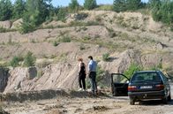 Lauchhammer - Tod in der Lausitz – Annalena Gottknecht (Odine Johne) und Maik Briegand (Misel Maticevic) an der Abbruchkante