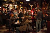 How I Met Your Mother – Um der Ausweisung zu entgehen, überlegt Robin (Cobie Smulders, 4.v.l.), die amerikanische Staatsbürgerschaft anzunehmen. Doch dann wird sie wehmütig und landet in ihrer kanadischen Stammkneipe ...