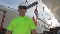 Mega Shippers - Die Cargo-Profis – Um die Millionen teure Yacht beim Transport nicht zu beschädigen, kommen besondere gummierte Gurte und Hebevorrichtungen zum Einsatz.