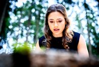 Sturm der Liebe – Maxi (Katharina Scheuba) träumt, Henry wäre in den Wunschbrunnen gefallen und braucht ihre Hilfe.