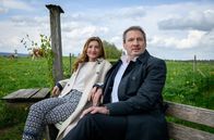 Sturm der Liebe – Alexandra (Daniela Kiefer, l.) versucht, Christoph (Dieter Bach, r.) ihr Angebot doch noch schmackhaft zu machen.