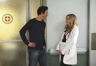 Scrubs - Die Anfänger – Der plötzliche Besuch von J.D.s Bruder Dan (Thomas Cavanagh, l.) sorgt nicht nur bei Elliott (Sarah Chalke, r.) für Verwunderung ...