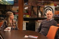 Last Man Standing – Kristin Baxter (Amanda Fuller, l.); Ed Alzate (Hector Elizondo, r.)