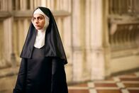Wolf Hall – Dorothea (Hannah Khalique-Brown) zeigt ihre Abneigung gegen Thomas Cromwell deutlich.