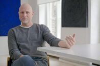 Algorithmen - Die unberechenbare Gefahr – Um herauszufinden, wie ein algorithmisches System den einzelnen Menschen wahrnimmt, hat der Künstler Trevor Paglen das Programm ImageNet-Roulette entwickelt.