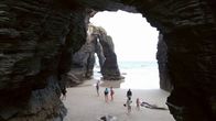 Maritimes Erbe – Der Kathedralenstrand mit seinen mächtigen Felsentoren.