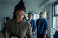 Blutige Anfänger – AC (Jane Chirwa, l.) spielt Kilian (François Goeske, M.) und Marc (Timmi Trinks, r.) einen Streich und gibt vor, die beiden nicht sehen zu wollen.