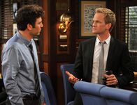 How I Met Your Mother – Der verzweifelte Ted (Josh Radnor, l.) scheint trotz Barneys (Neil Patrick Harris, r.) Hilfe immer wieder die falsche Entscheidung bezüglich Frauen zu treffen ...