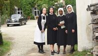 Um Himmels Willen – Schwester Agnes (Emanuela von Frankenberg, l.), Schwester Hanna (Janina Hartwig, 2.v.l.), Schwester Lela (Denise M'Baye, 2.v.r.) und Schwester Claudia (Mareike Lindenmeyer, r.) warten gespannt, wer wohl in dem Taxi sein wird, das auf das Kloster zurollt.