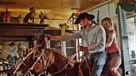 Cowboys vs. Dinosaurs – Henry (John Freeman, l.) und Sky (Casey Fitzgerald, r.) versuchen den ausgehungerten Dinosaurier zu entkommen.