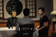 Hawaii Five-0 – Adam (Ian Anthony Dale, M.) erlebt eine böse Überraschung, als er auf Goro Shioma (Akira Hirayama, l.) und Gabriel Waincroft (Christopher Sean, r.) trifft ...