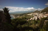 Stadt Land Kunst – Taormina im Osten Siziliens lädt zum Entspannen und Träumen ein. Lange war die ehemalige Kolonie der alten Griechen ein beschaulicher Badeort. Heute ist der legendäre Strand von Isola Bella ein Muss für alle Sonnenanbeter.